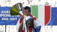 Penyerang Juventus Mario Mandzukic mencium trofi Coppa Italia 2016/2017. (AP Photo/Antonio Calanni)