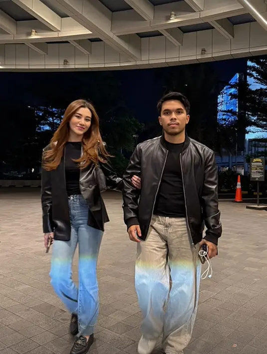 Kembaran dengan sang suami, Aaliyah Massaid menutup tampilan kerennya dengan loafers hitam dari Gucci [@aaliyah.massaid]