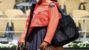 Kali ini ia hadir dengan rok tenis paduak pleats dan ruffle, gayanya juga semakin sempurna dengan jaket merah yang dikenakannya. [Foto: Instagram/ Naomi Osaka]