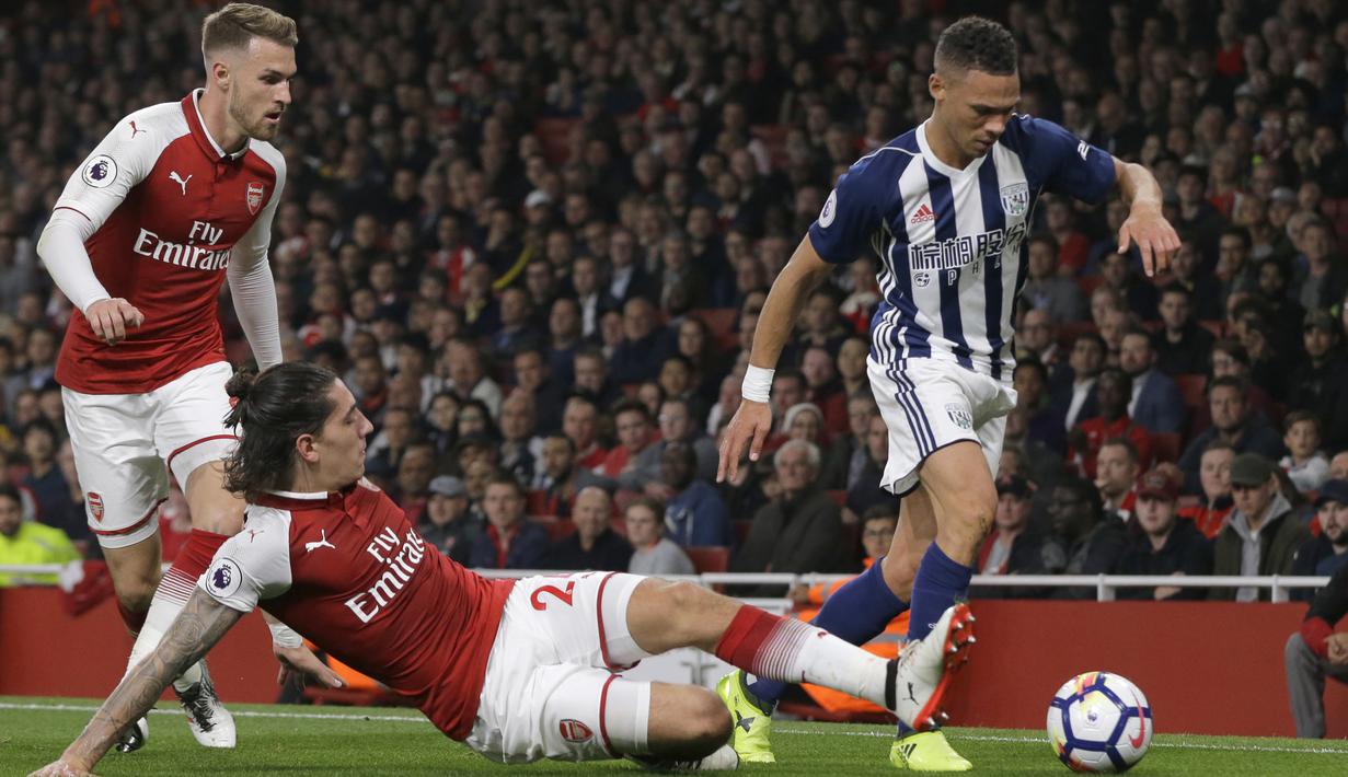 Pemain Arsenal, Hector Bellerin (kiri) menghalau bola saat dari kaki pemain West Bromwic, Kieran Gibbs pada lanjutan Premier League di Emirates stadium, London (25/9/2017). Arsenal menang 2-0. (AP/Alastair Grant)