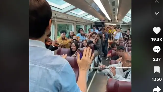 Addie MS dan Musisi Twilite Orchestra Getarkan Kereta Panoramic dengan Lagu Rasa Sayange. Foto: tangkapan layar tiktok @addiems999.