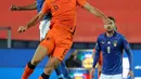 Pemain Belanda Stefan De Vrij berebut bola dengan pemain Italia Leonardo Spinazzola pada pertandingan UEFA Nations League di Azzurri d'Italia Stadium, Bergamo, Italia, Rabu (14/10/2020). Pertandingan berakhir dengan skor 1-1. (Stefano Nicoli/LaPresse via AP)