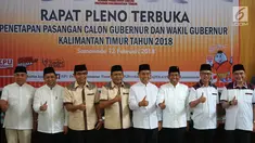 Empat pasang calon gubernur (cagub) dan calon wakil gubernur (cawagub) Kalimantan Timur berpose usai resmi ditetapkan oleh KPU Kaltim di Samarinda, Senin (12/2). Keempat pasangan akan bersaing di Pilkada Kaltim 2018. (Liputan6.com/Maulana)