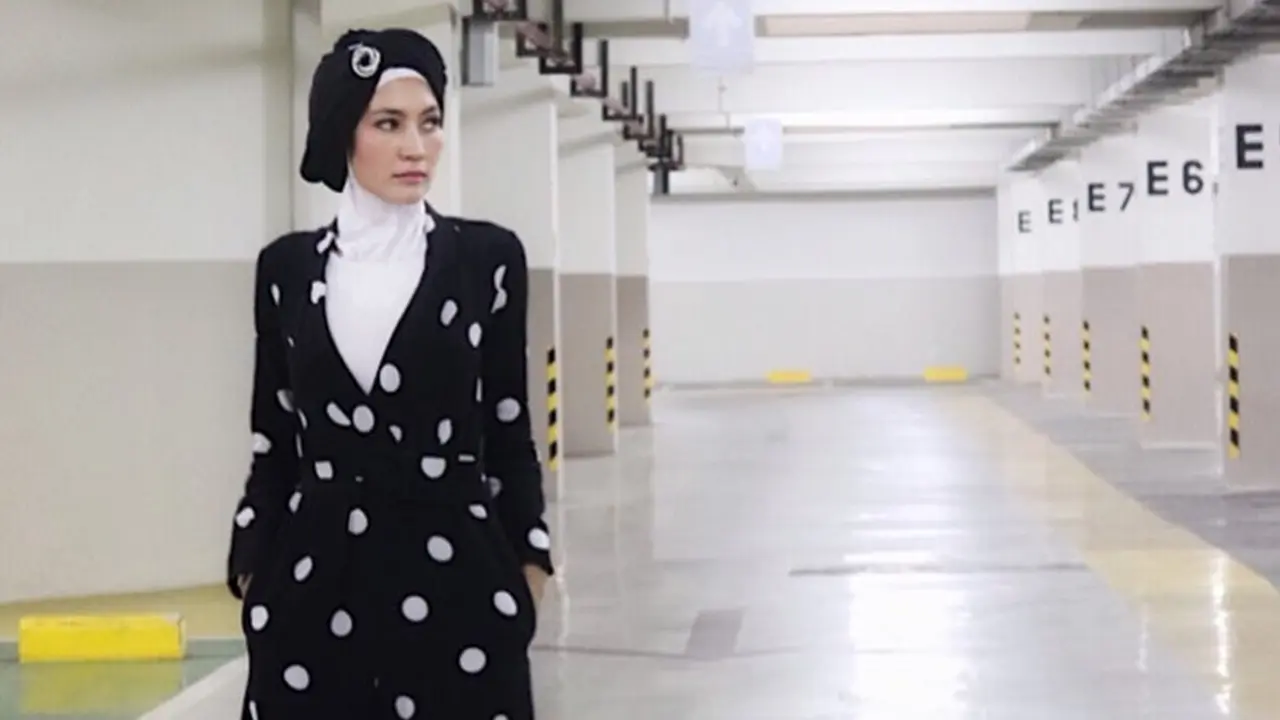 Monokrom Tak Monoton, Intip 3 Gaya Cantik Steffy Burase