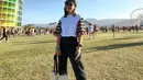 Gaya kasual Najwa Shihab saat nonton konser Coachella 2022 juga bisa disontek.  Padukan blouse dengan sedikit aksen dengan high waisted pants. Maksimalkan pada aksesori, seperti breton hat dan totebag. (Instagram/najwashihab).