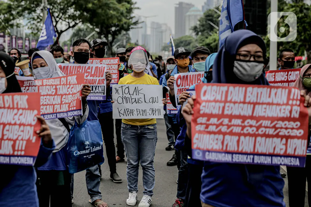 Demo Tolak Omnibus Law di Gerbang Pemuda