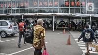 Suasana Stasiun Pasar Senen, Jakarta, Senin (20/12/2021). Jelang libur Natal dan Tahun Baru, kepadatan penumpang kereta api jarak jauh mulai terlihat di Stasiun Pasar Senen. (merdeka.com/Iqbal S. Nugroho)