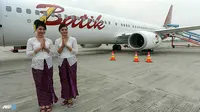 Dua orang pramugari berdiri disamping sebuah pesawat Boeing 737-900. Maskapai Batik Air , anak perusahaan Lion Airi Bandara Soekarno - Hatta. (AFP/Adek Berry/wwn)