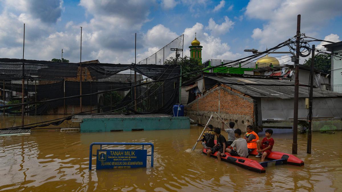 Banjir Luapan Sungai Ciliwung, Menteri Lingkungan Hidup Singgung Hempas Kebun Teh di Hulu