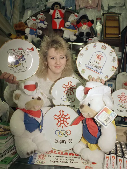 Allison McAbe dikelilingi oleh semua jenis suvenir di toko Calgary, Alberta, pada 7 Februari 1988. (AP Photo/Michel Lipchitz)