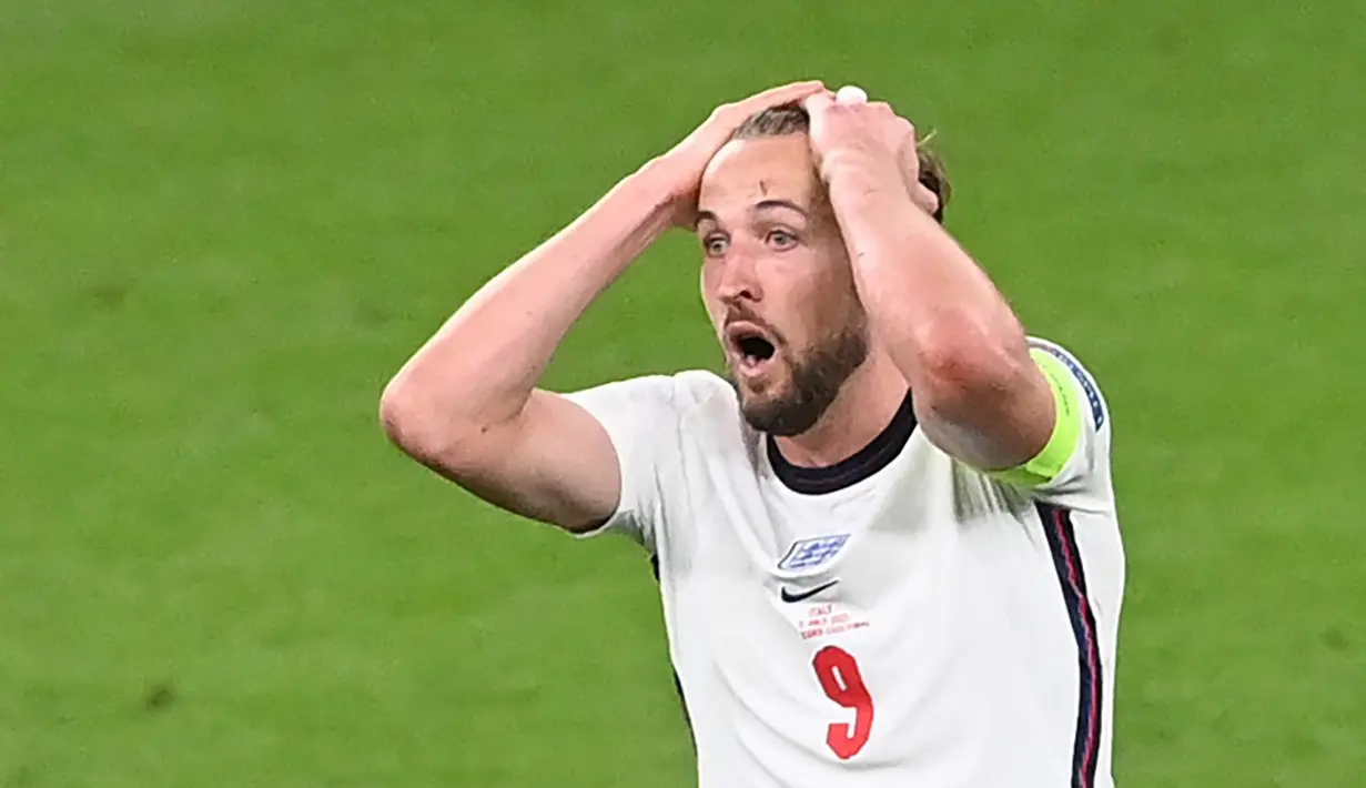 Pemain Inggris Harry Kane bereaksi saat melawan Italia pada pertandingan final Euro 2020 di Stadion Wembley, London, Inggris, 11 Juli 2021. Striker Inggris ini mencetak gol lawan Ukraina dan Denmark, tapi sayang tak bisa berbuat banyak lawan Italia. (FACUNDO ARRIZABALAGA/POOL/AFP)