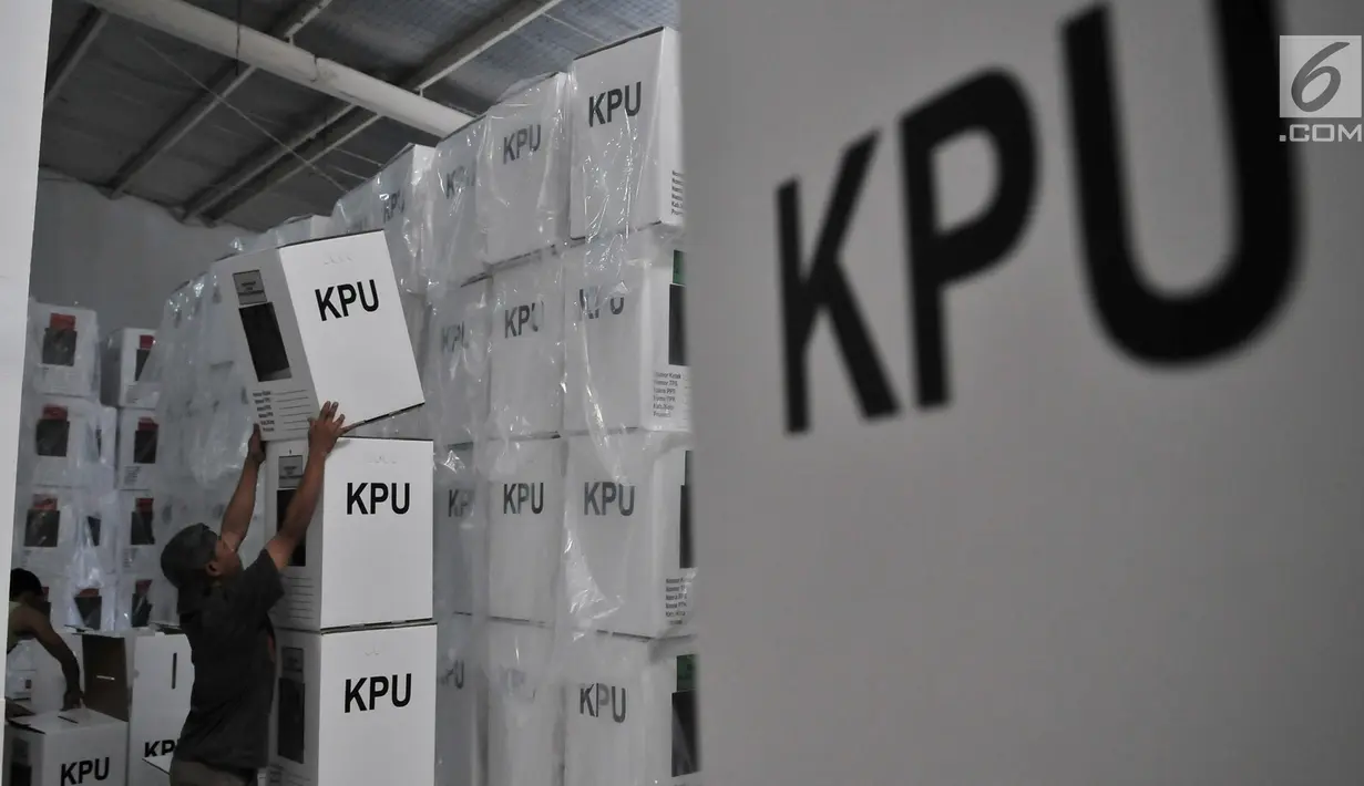 Pekerja menata kotak suara Pemilu 2019 di Gudang Logistik KPU Kota Bekasi, Rabu (20/12). Komisioner bidang logistik KPU Kota Bekasi telah menerima sebanyak 32.500 kotak suara dari 33.600 kotak suara yang ditargetkan. (Merdeka.com/Iqbal S. Nugroho)