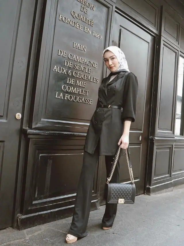 10 Ide Padu Padan Baju Warna Hitam Anti Boring ala Seleb, Zaskia Sungkar-Luna Maya
