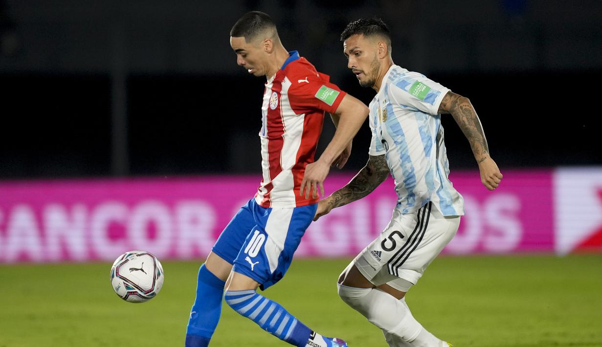 Paraguay memiliki peluang lewat Miguel Almiron (kiri) di babak kedua tepatnya di menit ke-52. Beruntung, kiper Argentina Emiliano Martinez masih mampu menutup ruang tembaknya. (AP/Jorge Saenz)