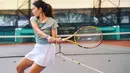 Dian Sastrowardoyo tunjukkan kegigihannya bermain tenis dengan outfit yang satu ini [instagram/therealdianstr]