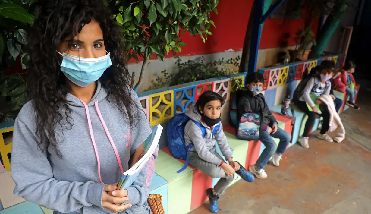 Para siswa menunggu untuk pulang di sebuah sekolah di Beirut, Lebanon, pada 2 Desember 2020. Siswa kembali ke sekolah seiring langkah Lebanon yang mulai mencabut karantina wilayah (lockdown) secara bertahap mulai Senin (30/11). (Xinhua/Bilal Jawich)