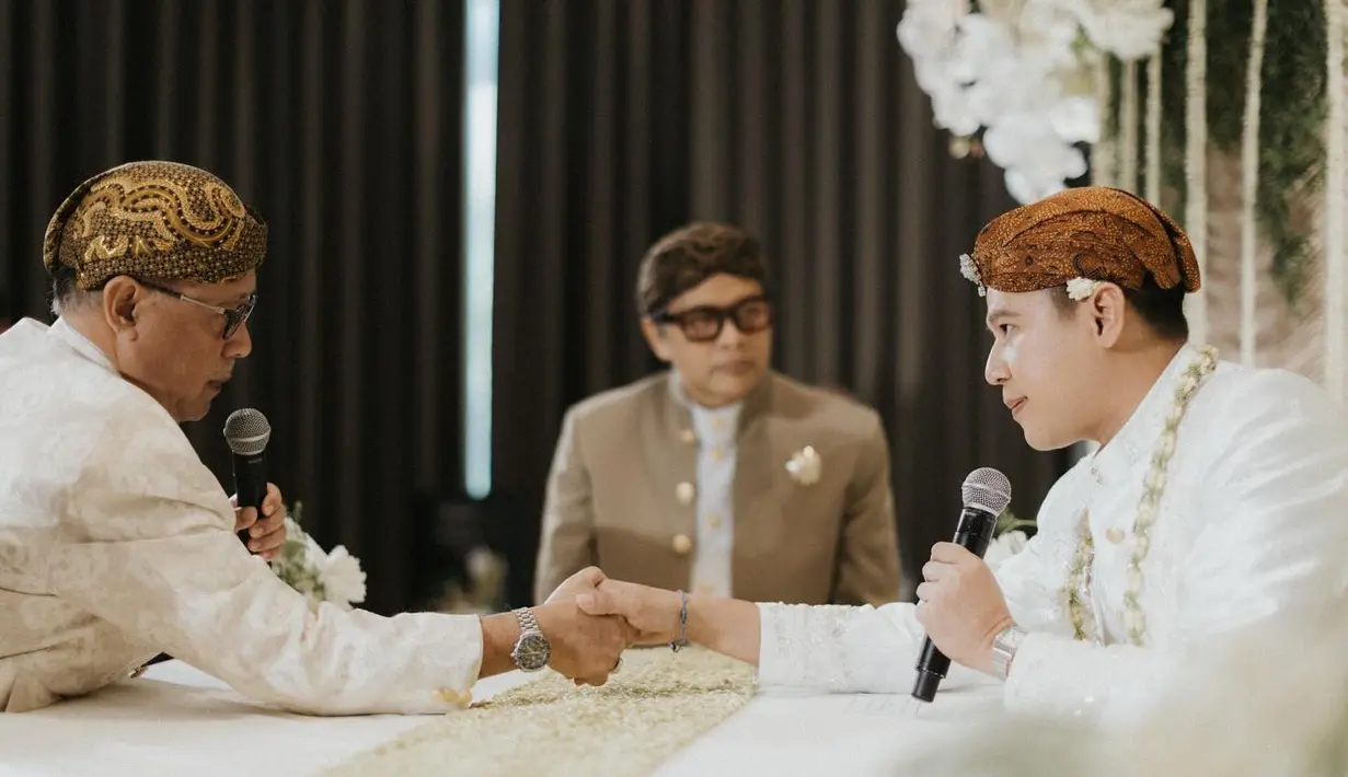 Sambil menjabat tangan wali nikah, Nino mengucap ijab kabul dengan lantang dalam satu tarikan napas. (Foto: thebridestory)