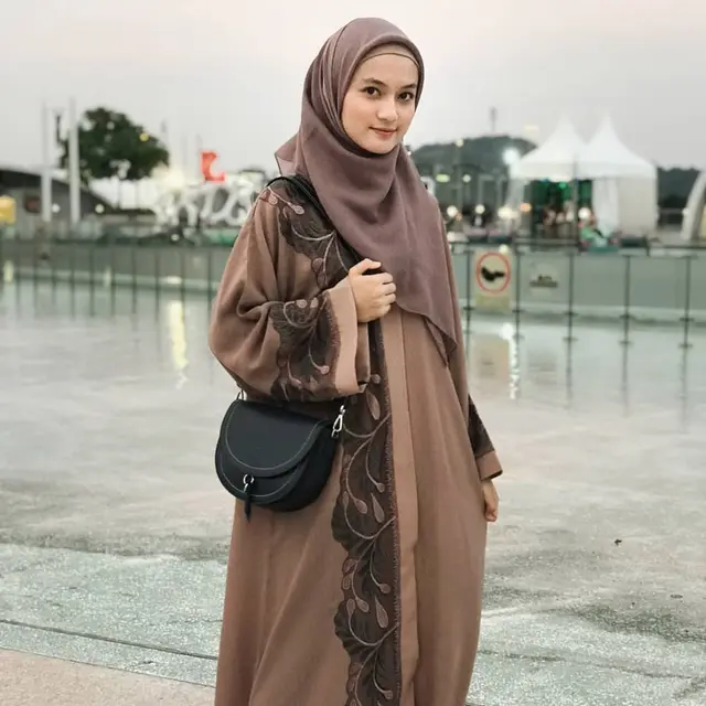 6 Potret Jihan Salsabila, Istri Ustaz Syam Elmarusy yang Memesona