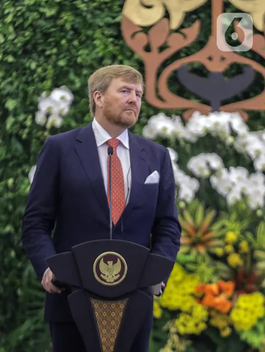 Raja Belanda Willem Alexander menyampaikan keterangan di Istana Bogor, Jawa Barat, Selasa (10/3/2020). Raja dan Ratu Belanda mengunjungi Indonesia untuk peningkatan kerja sama bilateral bidang ekonomi dan sumber daya manusia. (Liputan6.com/Faizal Fanani)