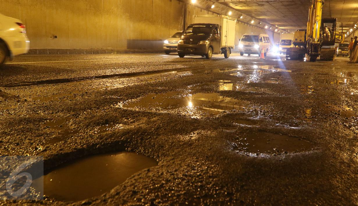 Kondisi jalan yang rusak dan berlubang di ruas Tol JORR tepatnya di terowongan Pasar Rebo, Jakarta, Senin (29/2) malam. Kondisi jalan yang rusak itu menyebabkan kemacetan dari arah Ulujami menuju Jati Asih dan Cikunir. (Liputan6.com/Herman Zakharia)