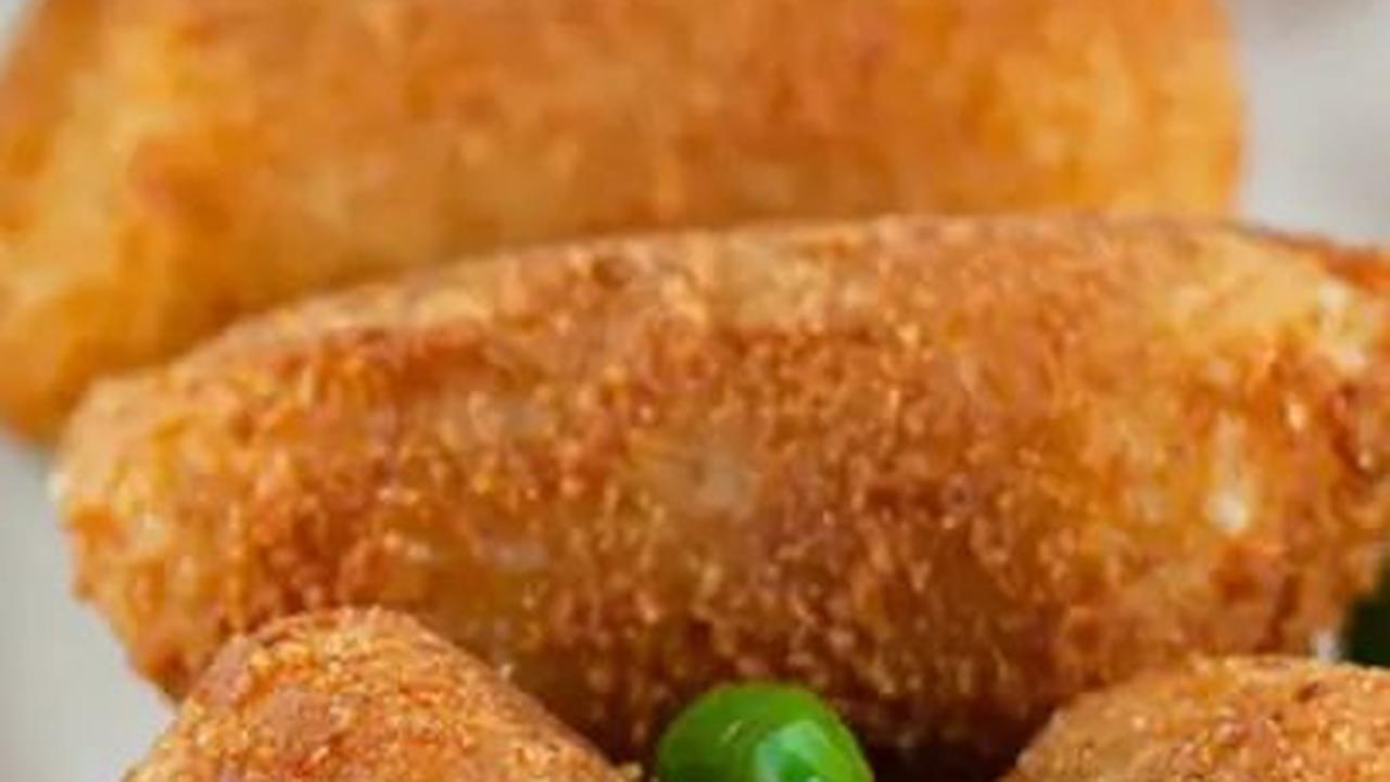 <b>7. Lemper Goreng Isi Daging Ayam</b>