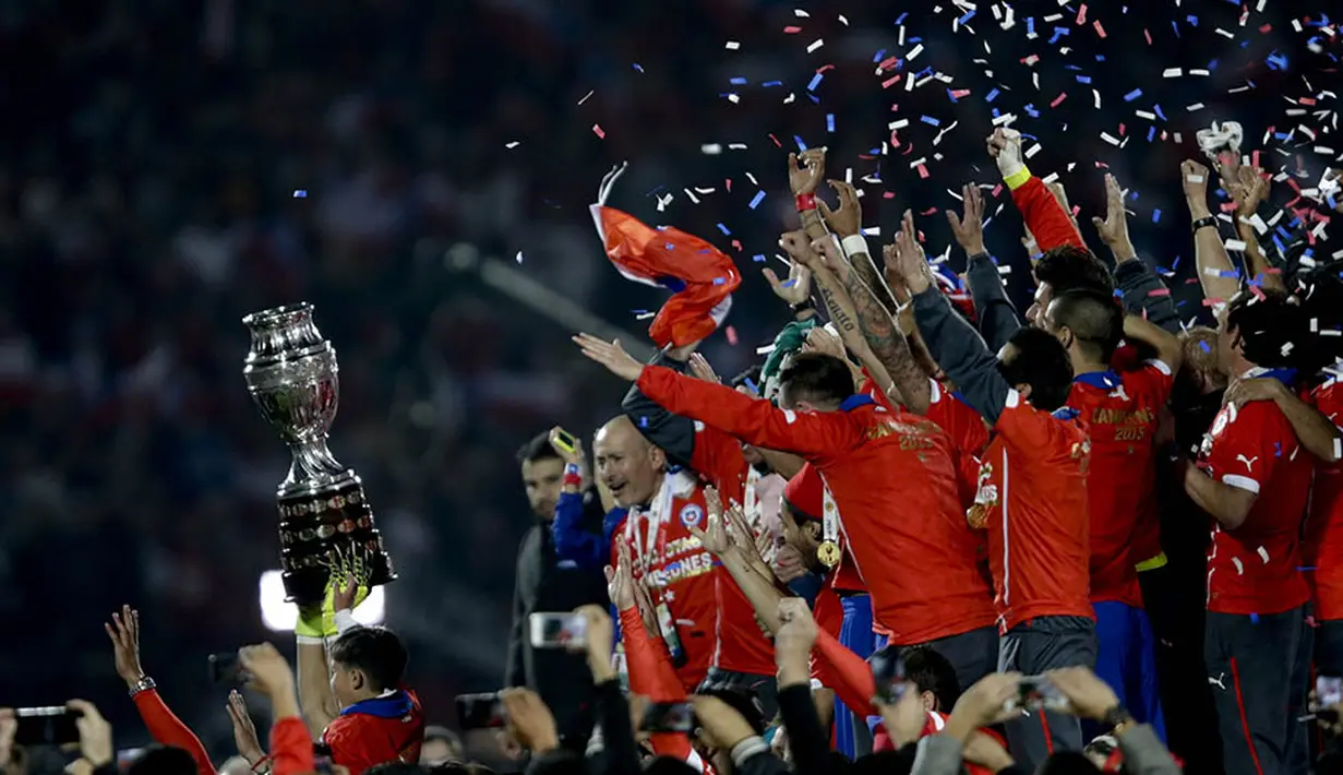Para pemain Chile merayakan keberhasilan meraih gelar Copa America usai menaklukan Argentina pada partai final. Alexis Sanchez dkk menang 4-1 melalui adu penalti setelah bermain imbang 0-0 pada waktu normal. (EPA/Fernando Bizerra Jr)