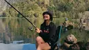 Danau Segara Anak memang dikenal sebagai destinasi wisata favorit bagi para pendaki Gunung Rinjani. Begitu pula dengan aktris Febby Rastanty yang dikenal suka dengan mendaki gunung. Potretnya terlihat santai dan menikmati pemandangan luasnya kawah Gunung Rinjani. (Liputan6.com/IG/@febbyrastanty).