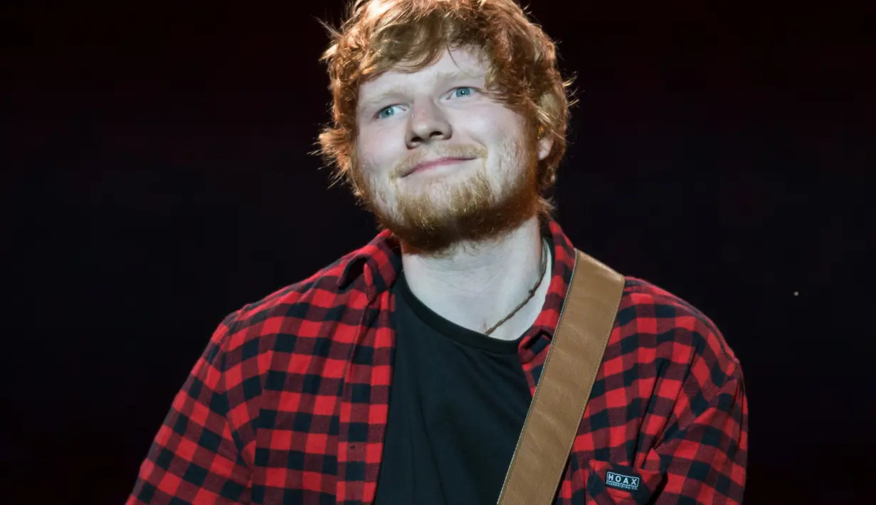 Seorang fans pergi ke backstage untuk bertemu Ed Sheeran usai konser Mereka ngobrol selama 1,5 jam dan penggemar tersebut mengatakan Ed Sheeran sangatlah ramah. (Oli SCARFF / AFP)