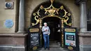 Eamonn Lavin, pemilik pub Philharmonic Dining Rooms, berpose untuk foto di Liverpool, Inggris pada 11 Februari 2020. Sang pemilik, Eamonn Lavin mengatakan status cagar budaya Grade I dari pemerintah Inggris itu adalah “kehormatan yang nyata”. (Paul ELLIS / AFP)