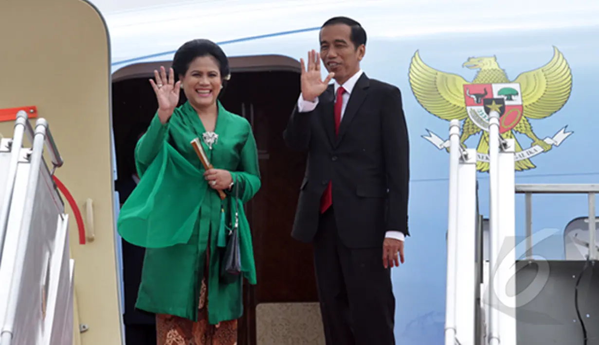 Presiden Joko Widodo (kanan) dan Ibu Negara Ny. Iriana Joko Widodo melambaikan tangan sebelum memasuki pesawat kepresidenan, Jakarta, Kamis (5/2/2015). Presiden Joko Widodo melakukan kunjungan kenegaraan ke ASEAN. (Liputan6.com/Faizal Fanani)