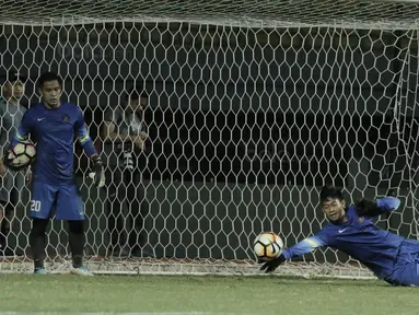 Kiper Timnas Indonesia, Satria Tama, saat mengikuti latihan jelang laga melawan Fiji di Stadion Patriot, Bekasi, Kamis, (31/8/2017). Indonesia akan menjalani laga Persahabatan melawan Fiji. (Bola.com/M Iqbal Ichsan)