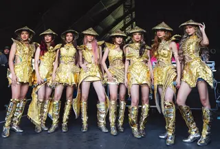 BINI saat manggung di Coachella kenakan busana sustainable. [@bini_ph]