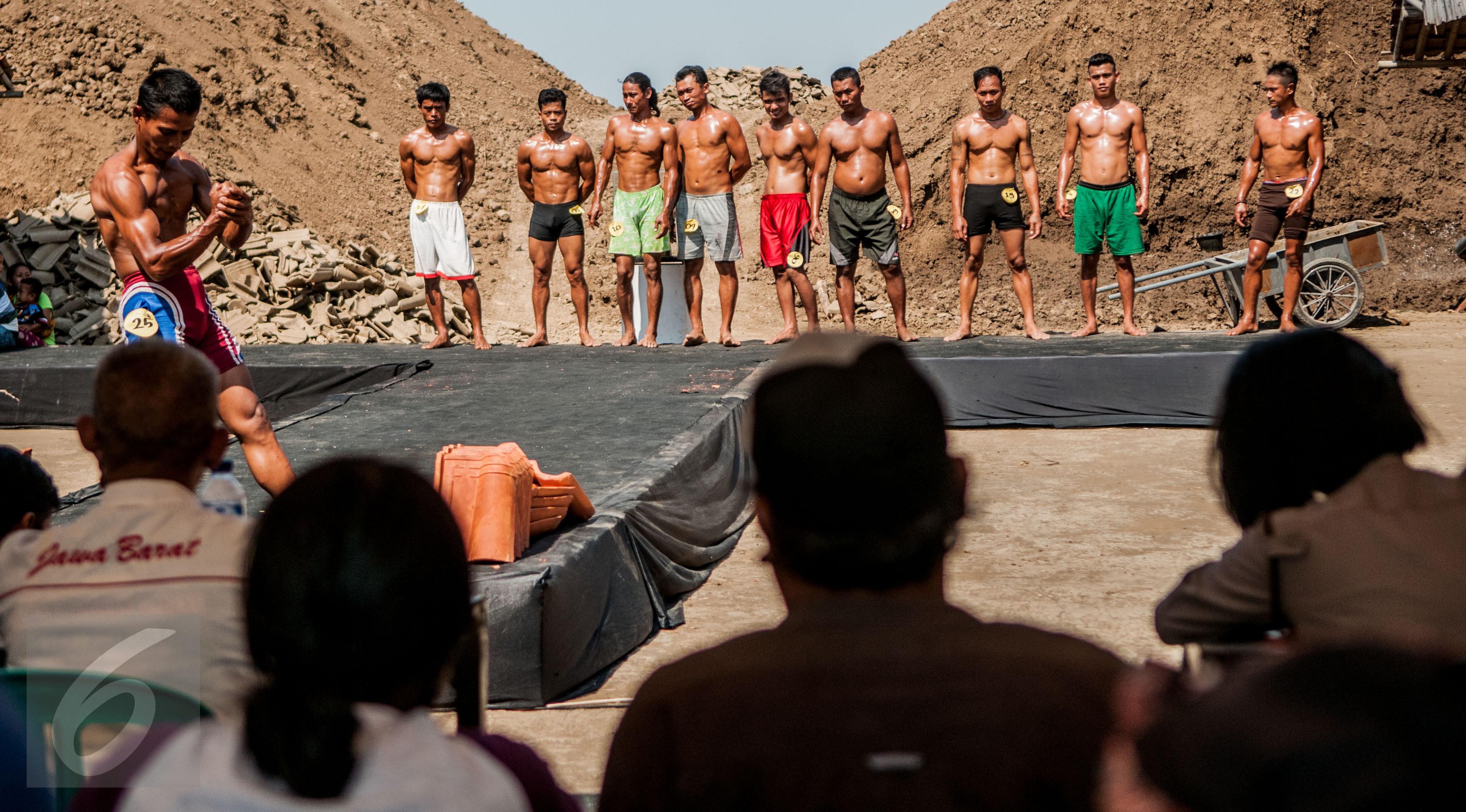 Mereka berbaris dan saling bergantian memamerkan otot murni mereka pada ajang tahunan tersebut. Mempunyai badan kurus dan gemuk tak masalah untuk mengikuti kontes ini. (Liputan6.com/Gempur M Surya)
