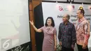 Anggota Dewan Komisioner OJK Bidang Edukasi dan Perlindungan Konsumen Kusumaningtuti S. Soetiono (kiri) bersama Direktur Pengembangan BEI Nicky Hogan (kanan) saat peluncuran Galeri Investasi Mobile di Jakarta, Selasa (17/5). (Liputan6.com/Yoppy Renato)