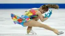 Julia Lipnitskaia dari Rusia berputar - putar di arena luncur es, Milwaukee, Amerika Serikat, Jumat (23/10/2015).  Puluhan peserta dari berbagai dunia ikut dalam kompetisi ini. (REUTERS/Lucy Nicholson)