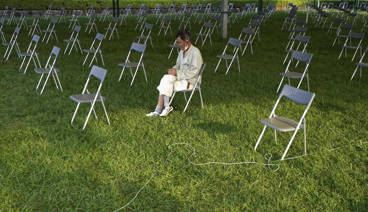 Seorang lelaki duduk pada salah satu kursi untuk Upacara Peringatan Perdamaian di Museum Peringatan Perdamaian Hiroshima, Hiroshima, Jepang, Selasa (4/8/2020). Kota Hiroshima akan memperingati 75 tahun pemboman atom oleh Amerika Serikat pada 6 Agustus 2020. (AP Photo/Eugene Hoshiko)