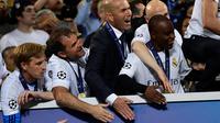 Reaksi pelatih Zinedine Zidane usai membawa Real Madrid meraih trofi Liga Champions 2015-16, di San Siro, Sabtu atau Minggu (29/5/2016) dini hari WIB. Madrid menang 5-3 atas Atletico lewat babak adu penalt. (AFP/Pierre-Philippe Marcaou). 