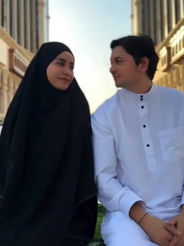 6 Potret Andrew Andika dan Violentina Kaif Umrah, Pamer Buku Nikah di Depan Ka'bah