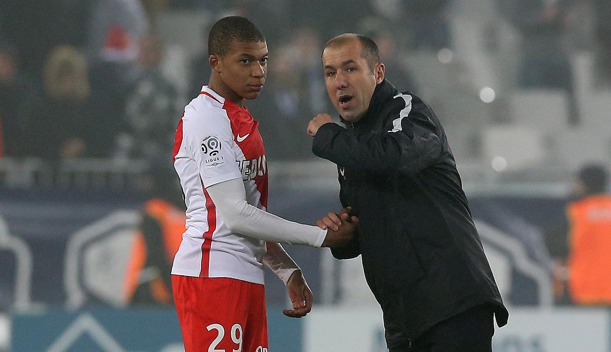 Nama Leonardo Jardim (kanan) bersinar ketika menangani AS Monaco dengan pemain mudanya. Salah satunya Kylian Mbappe (kiri) yang berusia 18 tahun saat itu. (Foto: AFP/Romain Perrocheau)
