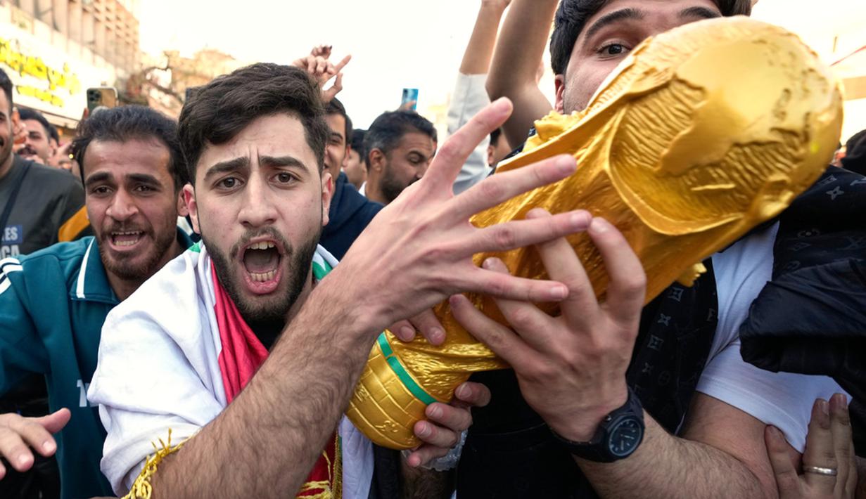 Timnas Irak berhasil mengamankan satu tiket tampil di Piala Dunia 2026 setelah mengalahkan Bolivia 2-1 di laga play-off antar-konfederasi di Stadion BBVA, Monterrey, Meksiko, Rabu 1 April 2026. (AP Photo/ Hadi Mizban)