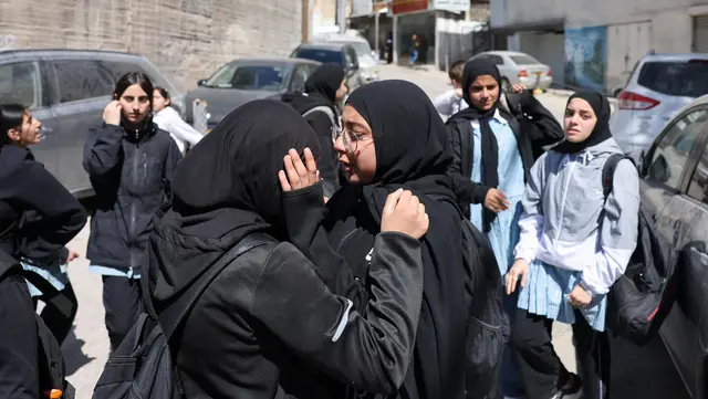 Potret Kesedihan Pelajar Tinggalkan Sekolah PBB di Yerusalem Timur yang Ditutup Israel