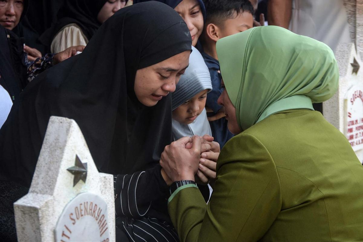 FOTO: Air Mata Keluarga Iringi Pemakaman Prajurit Penjaga Perdamaian