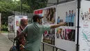 Seluruh karya tersebut mengangkat capaian dan pelaksanaan program-program prioritas pemerintahan Presiden Prabowo Subianto dan Wakil Presiden Gibran Rakabuming Raka. Tampak dalam foto, pengunjung menyaksikan karya foto jurnalistik dalam pameran Haluan Merah Putih Roadshow yang digelar di Selasar Kantin Taman Margasatwa Ragunan, Jakarta Selatan, Rabu (24/12/2025). (merdeka.com/magang/Rendi Saputra)