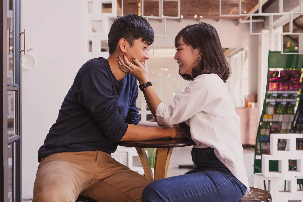 pasangan cinta kencan
