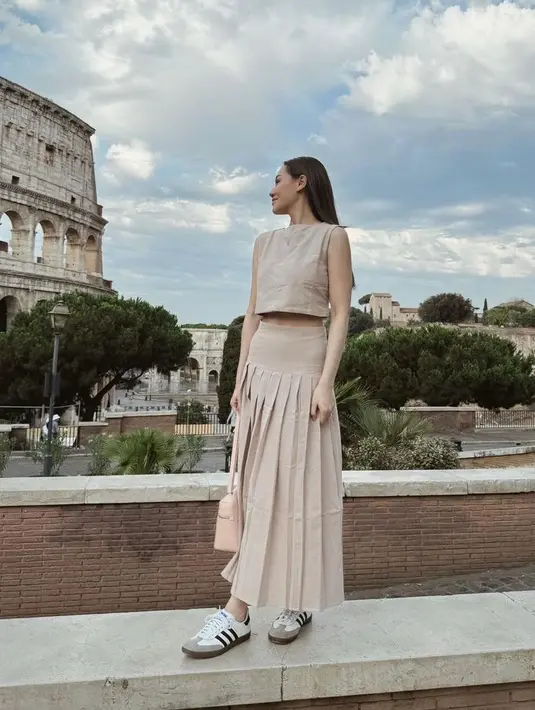 Selama honeymoon, Aaliyah tampil dengan gaya chic yang beri impresi elegan pada penampilannya. Seperti potret ini, istri Thariq Halilintar itu memadukan sleeveless crop top dan rample maxi skirt warna khaki. [@aaliyah.massaid].