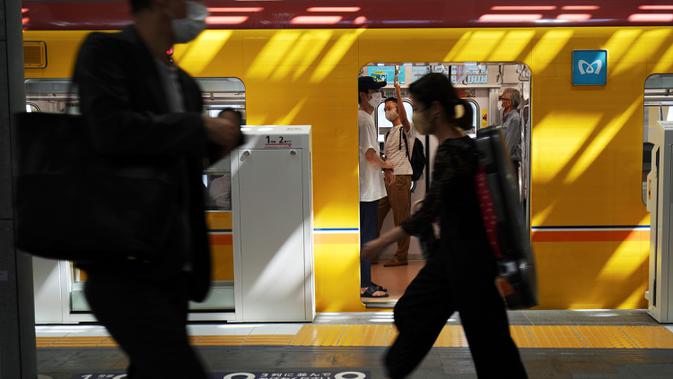 Orang-orang yang memakai masker untuk mencegah penyebaran virus corona COVID-19 berjalan di sebuah stasiun kereta api di Tokyo, Jepang, Kamis (2/7/2020). Jepang mengangkat darurat pandemi selama tujuh minggu pada akhir Mei. (AP Photo/Eugene Hoshiko)