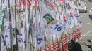 Keindahan kota menjadi terganggu dengan tampilan deretan bendera partai politik di median jalan raya itu. (Liputan6.com/Angga Yuniar)
