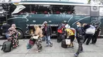 Calon penumpang bersiap menaiki bus Antar Kota Antar Provinsi (AKAP) di Terminal Grogol, Jakarta Barat, Kamis (28/4/2022). Jelang Hari Raya Idul Fitri, Terminal Grogol mulai dipadati pemudik yang akan pulang ke kampung halaman untuk merayakan Lebaran. (Liputan6.com/Johan Tallo)