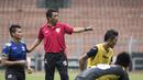 Pelatih Mitra Kukar, Jafri Sastra memberikan arahan kepada anak asuhnya saat latihan jelang laga final Piala Jenderal Sudirman melawan Semen Padang di Stadion Gelora Bung Karno, Jakarta, Sabtu (23/1/2016). (Bola.com/Vitalis Yogi Trisna)