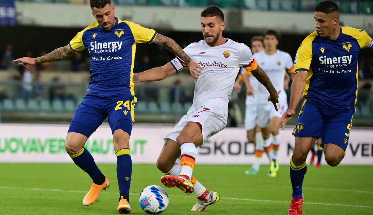AS Roma sebenarnya berhasil unggul terlebih dahulu pada babak pertama. Lorenzo Pellegrini (tengah) sukses melesatkan gol dari jarak dekat setelah meneruskan umpan dari Rick Karsdorp di menit ke-36. (AFP/Miguel Medina)